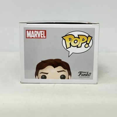 Caixa de boneco Funko Pop Marvel com figura cabeçuda castanha em fundo cinzento