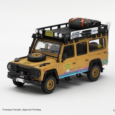 Miniatura de jipe Land Rover Defender castanho com equipamentos no tejadilho e decalques Camel Trophy