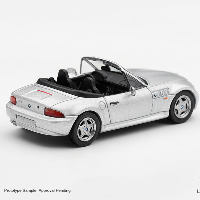 Miniatura de carro conversível BMW Z3 prata com interior preto em fundo branco