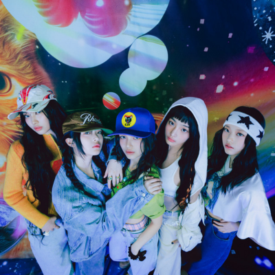 Cinco mulheres com roupas casuais e acessórios diversos em fundo colorido com tema espacial.