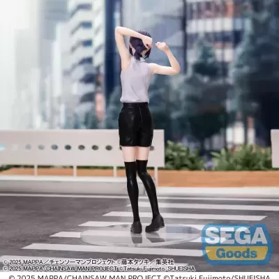 Figura anime feminina de costas com colete lilás e saia preta na rua