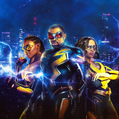 Três super-heróis com fatos amarelo, preto e azul numa cidade à noite com efeitos de eletricidade