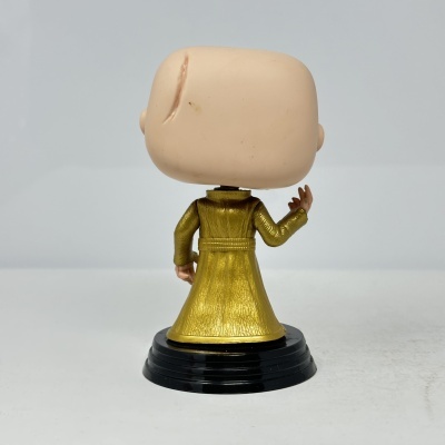 Figura Funko Pop de costas com casaco dourado e cicatriz na cabeça