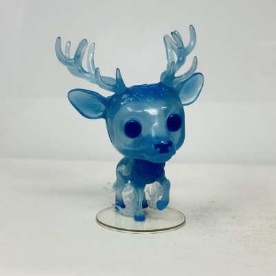 Figura colecionável de veado azul translúcido em plástico com olhos grandes negros