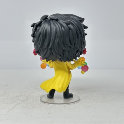 Figura Funko Pop vista de trás com casaco amarelo e cabelo preto