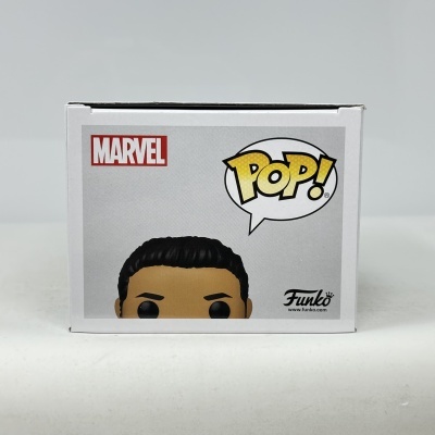 Caixa Funko Pop com cabeça parcial de figura e logos Marvel, Pop e Funko