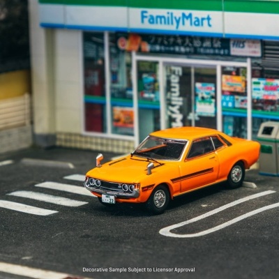 Miniatura de carro desportivo clássico laranja em paragem de loja FamilyMart