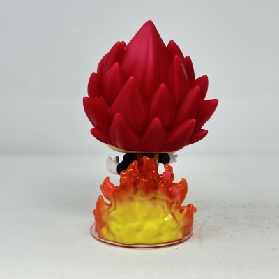 Figura colecionável com cabelo vermelho grande e chamas na base