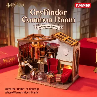 Miniatura de sala comum Gryffindor com móveis vermelhos e estantes castanhas