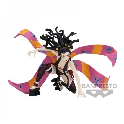 Figura colecionável de personagem feminina com cabelo preto e faixas grandes rosa e laranja.