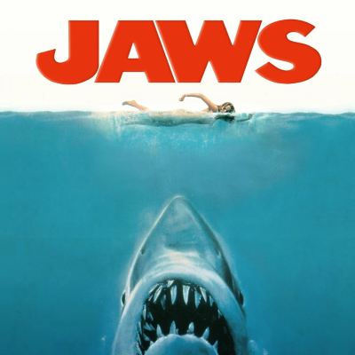 Cartaz do filme JAWS com tubarão branco e nadadora na água