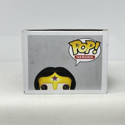 Detalhe da caixa branca com boneco Funko POP! Heroes com máscara amarela e estrela roxa