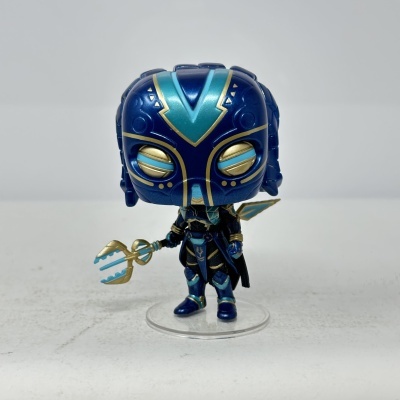 Boneco Funko Pop azul e dourado segurando tridente com base transparente