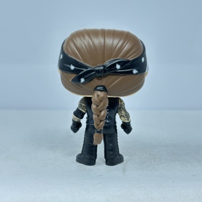 Figura de ação de costas com bandana preta e cabelo em trança