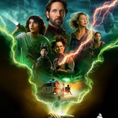 Poster com personagens e efeitos de raios elétricos, cores verde e laranja.