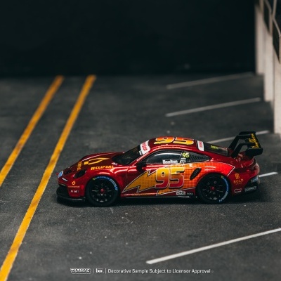 Modelo de carro de corrida vermelho com número 95 e marcas em pista de corrida