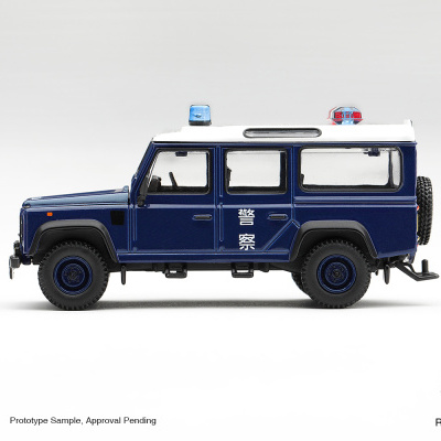 Miniatura de viatura policial azul com tejadilho branco e luzes no topo