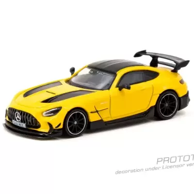 Miniatura de carro desportivo Mercedes-AMG amarelo e preto com spoiler e matrícula SH61 WEE