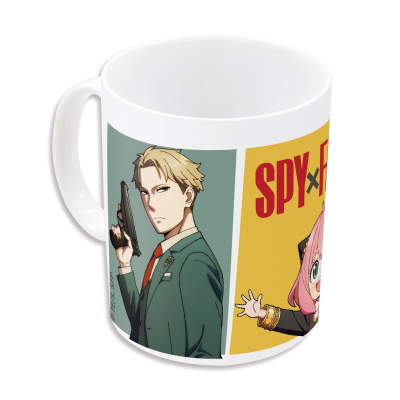 Caneca branca com ilustração de personagens de anime e texto SPY × F num fundo amarelo