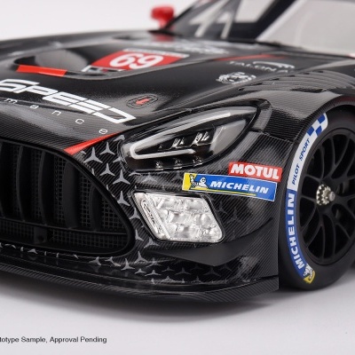 Modelo preto de carro de corridas com logótipos e pneus MICHELIN.