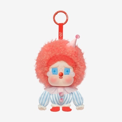 Boneco chaveiro de palhaço com cabelo laranja encaracolado e roupa azul e branca às riscas