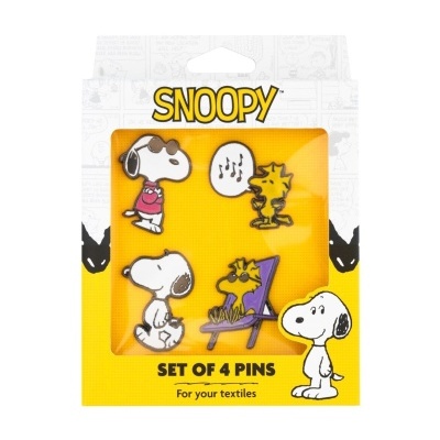 Conjunto de 4 pins Snoopy coloridos em embalaem amarela