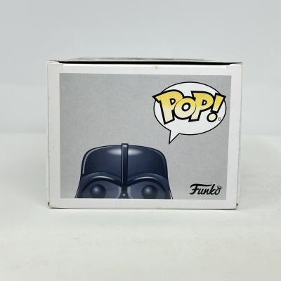 Caixa de Funko Pop com imagem do boneco Darth Vader e textos POP! e Funko