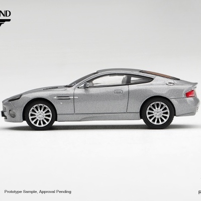 Miniatura de carro desportivo prateado com logótipos James Bond e Mini GT.