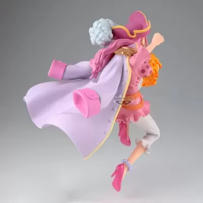 Figura de ação feminina em traje detalhado rosa e lilás com cabelo volumoso e salto alto