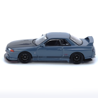 Miniatura de carro azul cinza com rodas pretas e capô preto