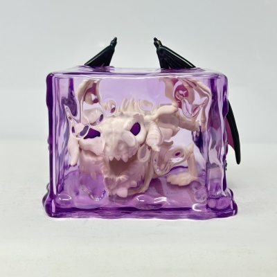 Figura esquelética com asas em caixa de resina roxa