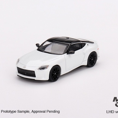 Miniatura de automóvel branco e preto com rodas pretas sobre fundo branco