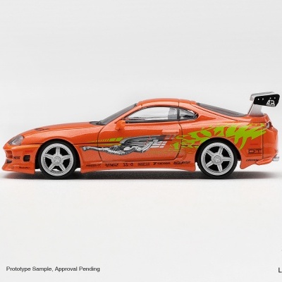 Miniatura de carro desportivo laranja com decoração verde e preta nas laterais