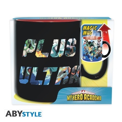 Caneca preta com texto colorido 'PLUS ULTRA' na caixa da coleção MY HERO ACADEMIA