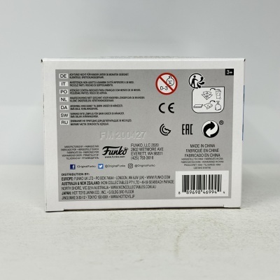 Embalagem branca com textos de advertência, códigos de barras e logótipos da Funko