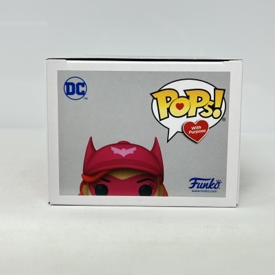 Caixa Funko Pop DC com figura mascarada rosa e boné