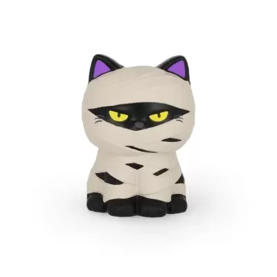 Figura de gato preto estilo múmia em bandagens brancas com olhos amarelos.