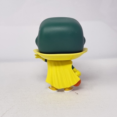 Figura Funko Pop com capa amarela em fundo branco