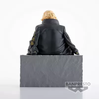 Figura colecionável de personagem com casaco preto e base cinza vista de costas
