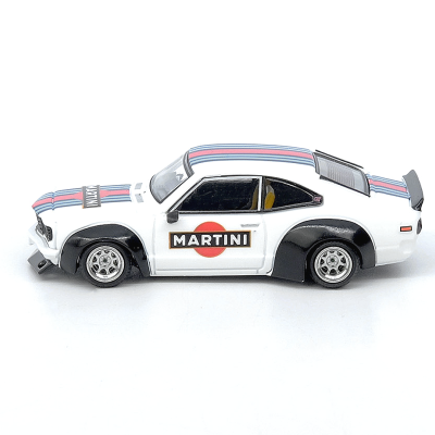 Miniatura de carro desportivo branco com detalhes de martini