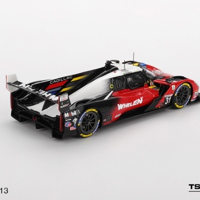 Miniatura de carro de corrida CADILLAC preto, vermelho e branco com número 31 e logos WHELEN e Mobil 1