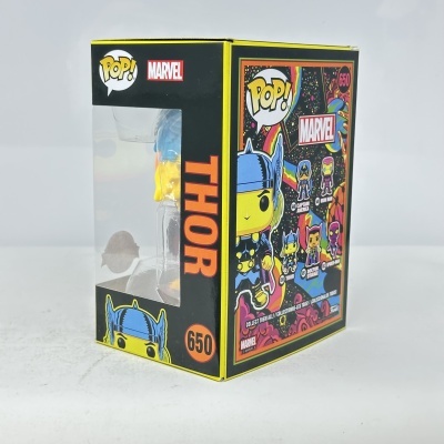 Caixa Funko Pop Thor Marvel nº650 com outras personagens Marvel na lateral