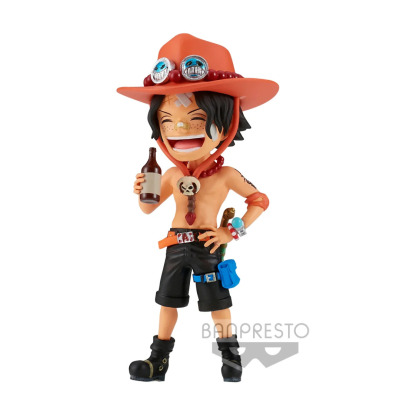 Figura de ação anime com chapéu laranja e calções pretos