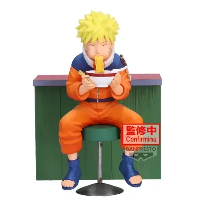 Figura de personagem a comer noodles sentado num banco verde.