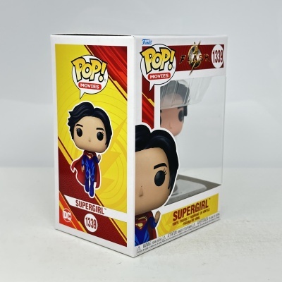 Caixa de Funko Pop! de Supergirl em vinil com cores amarelo e vermelho.