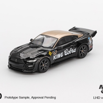 Miniatura de carro desportivo preto e dourado com letras KING Cobra nas portas