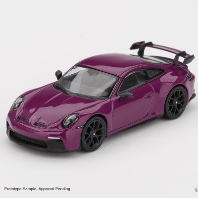 Miniatura de carro desportivo roxo com spoilers pretos em fundo branco
