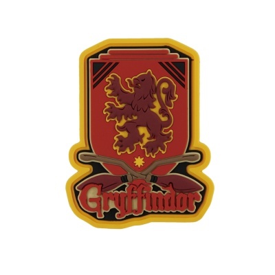 Emblema Gryffindor vermelho e amarelo com leão e batedores de quadribol