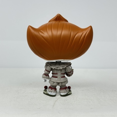 Figura Funko Pop de palhaço com cabelo castanho e roupa cinzenta vista de costas