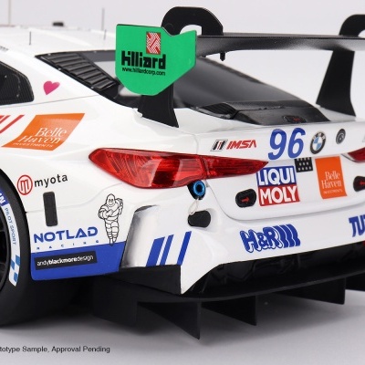 Modelo de carro de corrida BMW branco com detalhes e patrocinadores